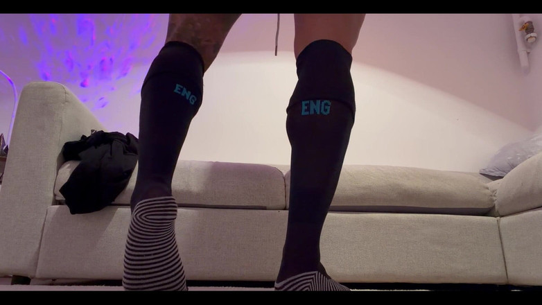 Jasons feet: Pemain releasesoccer bersedia untuk permainan semasa kakinya di muka awak