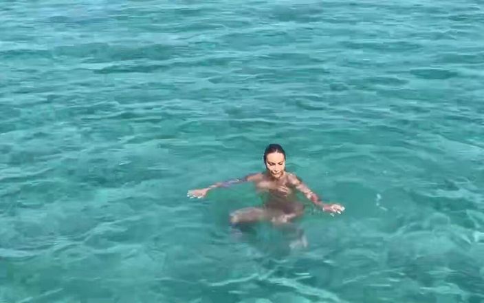 Monika Fox: Seksi Monika Fox ateşli ülkede havuzda ve denizde çıplak yüzüyor