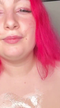オイル付きBBWのトレーニングでビッググラスディルド