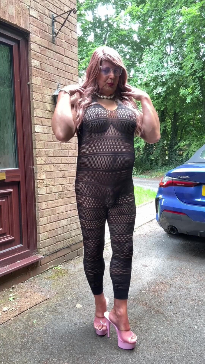 Kellycd2022: Si seksi crossdresser kellycd2022 dengan kostum catsuit hitam dan sepatu...