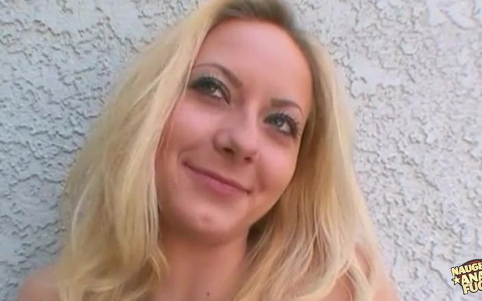 Naughty anal fuck: Vegas-meisje Amber krijgt een mond vol sperma nadat ze in...