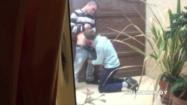 Crunch Boy: Un polițist real suge pula și este futut de un băiat în...