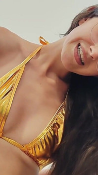Un papa suce moi en bikini pendant qu’il essaye la microbikini d’or Shanaxnow