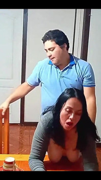 Sexe avant le petit-déjeuner sur la table à manger avec une belle-mère prise par surprise