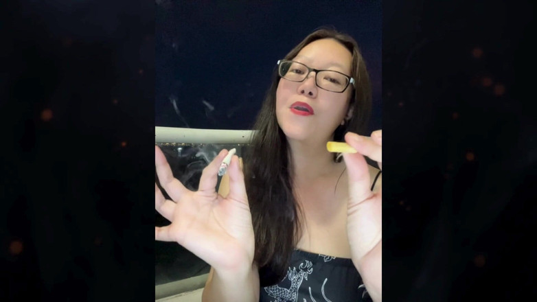 Smoking Asian: Topless asiatica che fuma: tette fuori fumo sigarette in balcone...