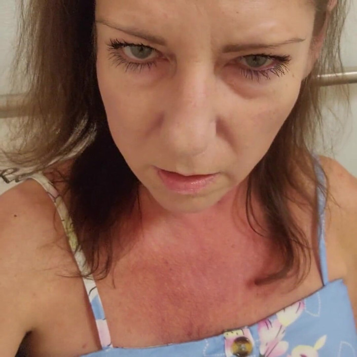 EliteLadyS: Une MILF américaine excitée fait pipi, baise et masturbation au...