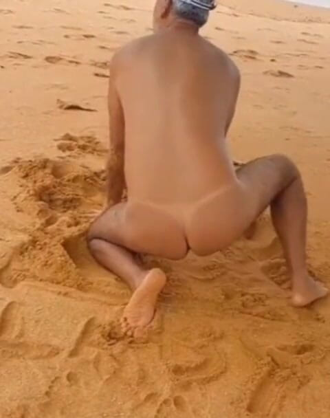 Ladysilvas: Ladysilva nua na praia mostrando sua bunda bronzeada e gostosa...