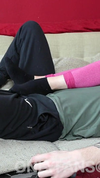 Seduta in faccia amatoriale e ballbusting in calze e leggins