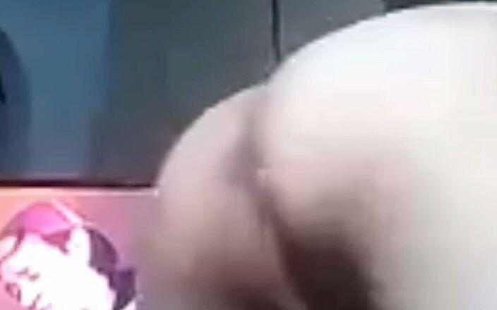 Mature MILF studio: 我自慰，他抚摸我的奶子，想着我的绿帽男友