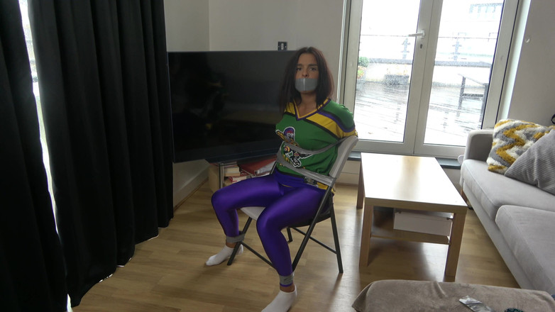 Latina Fetish: 라틴계 여자 : 하키 팀 구성원은 의자와 테이프 재갈까지 테이프! (4k)