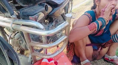 RadhaDevi: Desi Bhabhi pisst auf dem Feld