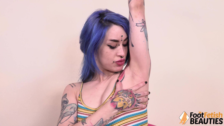 Foot Fetish HD: Blue hair Denise licks her body