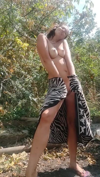 SexyAlbinaKiss: Ich gieße nackt wasser