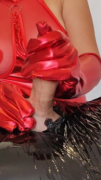 Mummificata di nuovo - Guanti rossi e doppio orgasmo rovinato