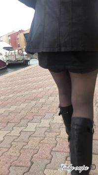 Mini Jupe En Cuir Sans Culotte Et Exhibition En Public