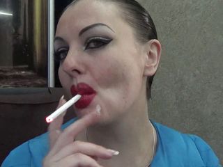 Goddess Misha Goldy: Sexy make-up, riesige rote lippen rauchen