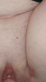 Kåta mormor fingrar och knullar till krämig orgasm