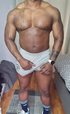 Amadeus: Het is moeilijk om dit ding donw in bodybuilding shorts @bestgaylife...