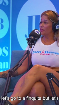 Kata Sanchez sexy milf nemůže udržet nutkání stříkat na vibrační stroj - Juan Bustos Podcast