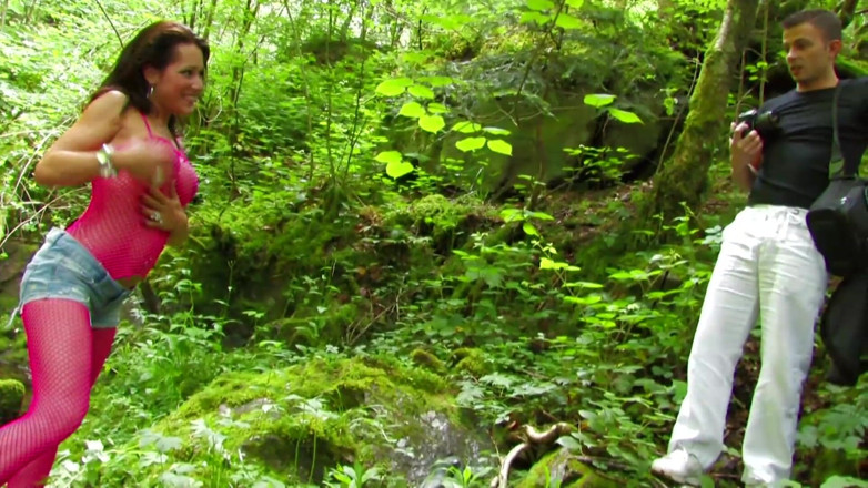 Out Sexxx: Kongkek dubur di dalam hutan dalam bodystockings jala