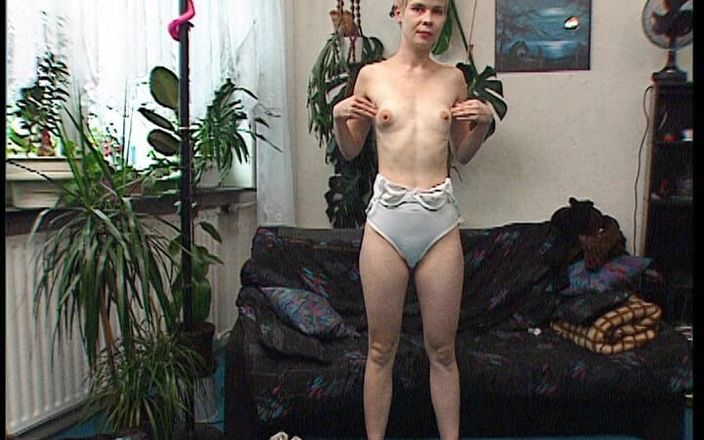 YOUR FIRST PORN: Nadja照顾她的阴户软剪辑