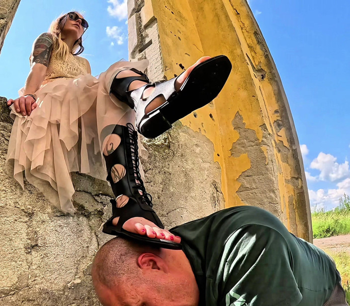 Mistressyammyboots: Niewolnik pod moimi sandałami