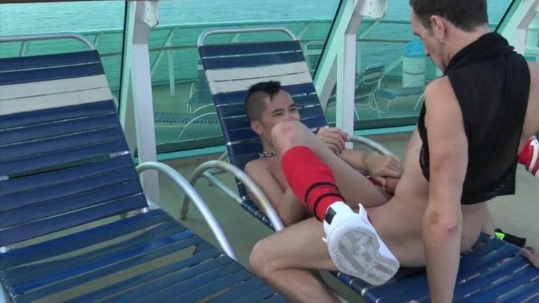 Hot guys from France: Gadis Asia muda berhubungan seks di atas kapal