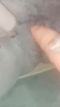 Desi tetička ukazuje své tělo příteli