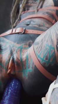 Gran chorro de chica tatuada en tacones altos - strech anal duro - cajero automático, consoladores grandes, gape, prolapso