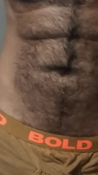J’ai sorti ma bite noire de mes sous-vêtements et l’ai secouée vigoureusement, à cause de quoi ma bite est devenue mouillée et a commencé à fuir.