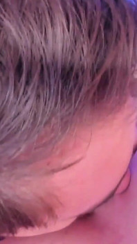 Chłopiec daje loda uzdolnionym Tgirl