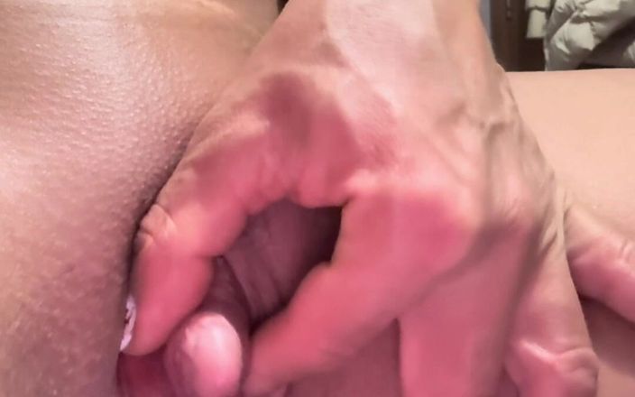 Alesyamuscledoll: Un énorme clito se fait caresser