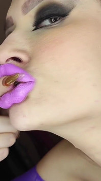 Pouty lips tussi lässt dich auf ihre hochglänzenden schwanzkissen kommen
