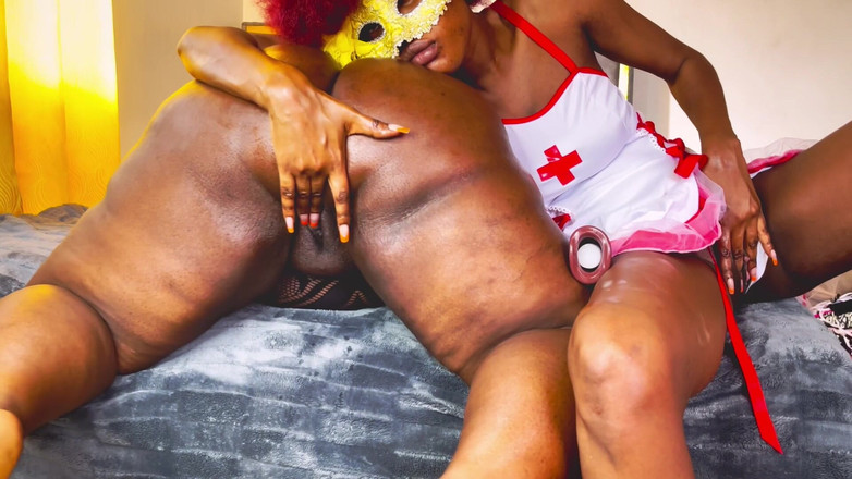 WetGodmother: Une cliente lesbienne excitée se doigte la chatte en gémissant