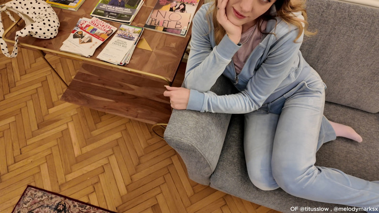 Melody Marks: Melody Marks reçoit une surprise désordonnée, seins bas