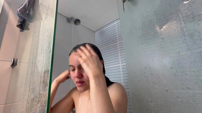 scarlettandc: Mujer Latina Bañándose Que Termina Con Un Fuerte Orgasmo Mojado