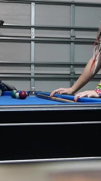 C’est comme ça que tu utilises un bâton à jouer au billard
