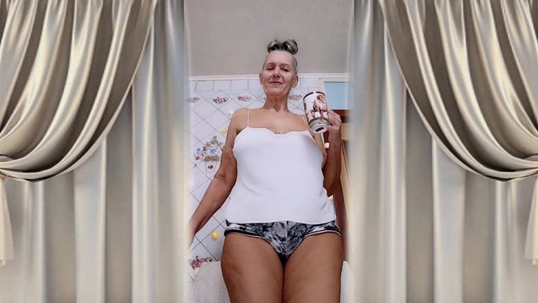 Lukerya: Hete huisvrouw Lukerya. Leuk flirten in de keuken online.