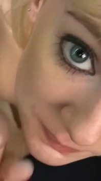 Kürzlich ist sie volljährig und Liz black, eine schlampe mit tätowierungen und blondine genießt es, wenn sie cumshots bekommt und blowjobs gibt