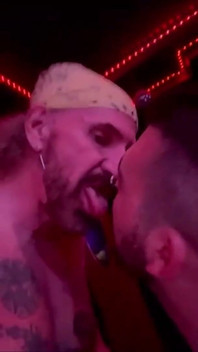 Sirviendo a un padrastro cachondo en el club