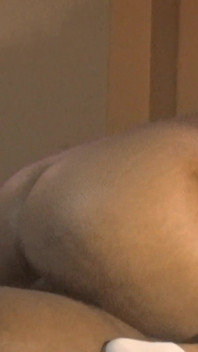 Iubită asiatică cu cur mare călărește pula până este plină de spermă.