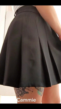 Sexy Nalgona masturbuje v obchodě s oděvy