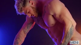 Erkekler - William'ı sadece senin için seksi bir azdırma yaparken izle, tatlı göğüslerini göstermek için tişörtünü yukarı itiyor