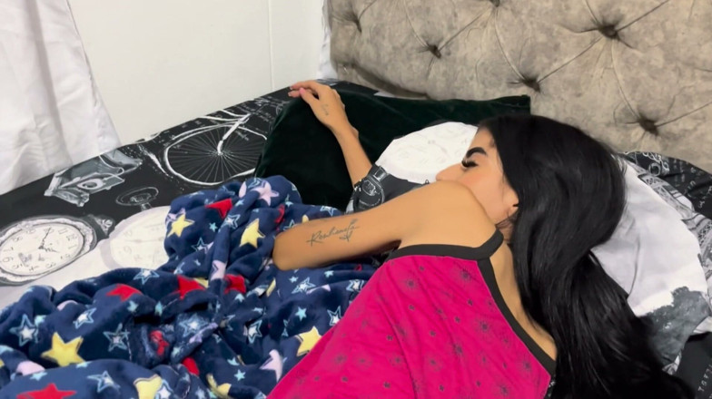 Saritta Hott: maquillandome para salir pero recibo una follada sexy