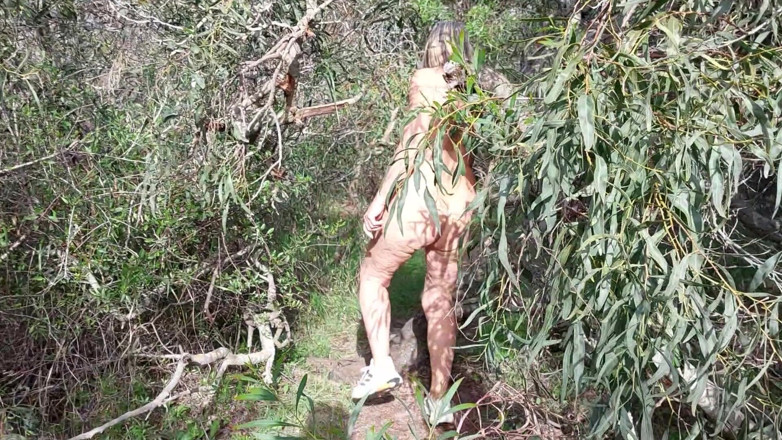 martinawest: ¡la Abuela Busca Amantes Desnudos En El Bosque!