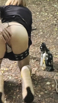 Expoziție cu 4 picioare în pădure, Mică tachinare în căutarea pulelor. Curvă pasionată de spermă P U B L I C [27jun25] Travestit francez