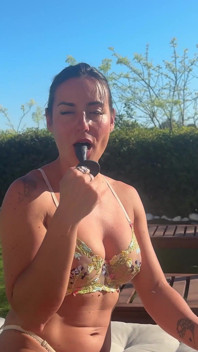Im Garten Befriedige Ich Mich Mit Meinem Dildo