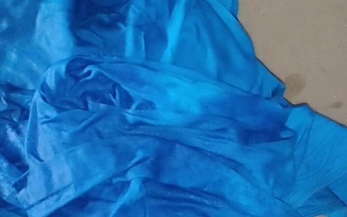 Satin and silky: 52 pissing sul vestito da infermiera Salwar in uno spogliatoio