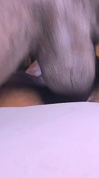 Masajeando y follando a esta diosa negra