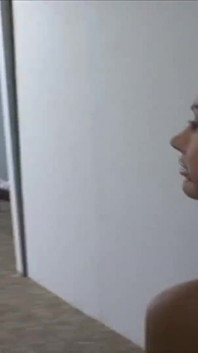 Un amico più anziano si scopa la ragazzina mora e le sborra su tutto il viso